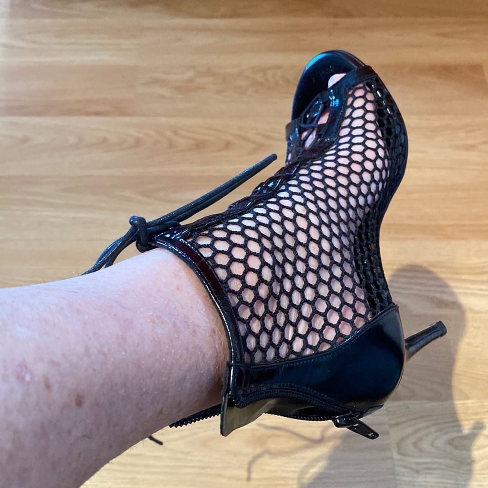 Cute bootie size 5.
